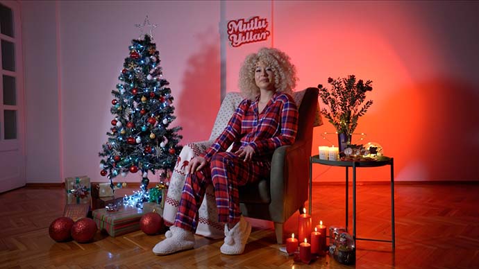 Yeni yıla özel şarkı yaptı