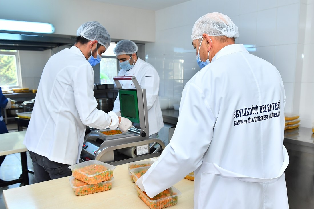 KORONAVİRÜS TEDAVİSİ GÖRENLERE SICAK YEMEK DESTEĞİ