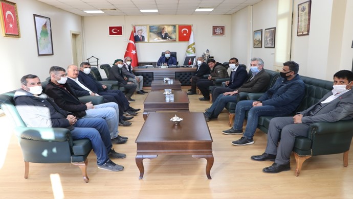 Başkan Ekinci, vatandaşların sorunlarını, görüş ve önerilerini anında not alarak ilgili birimlere iletiyor