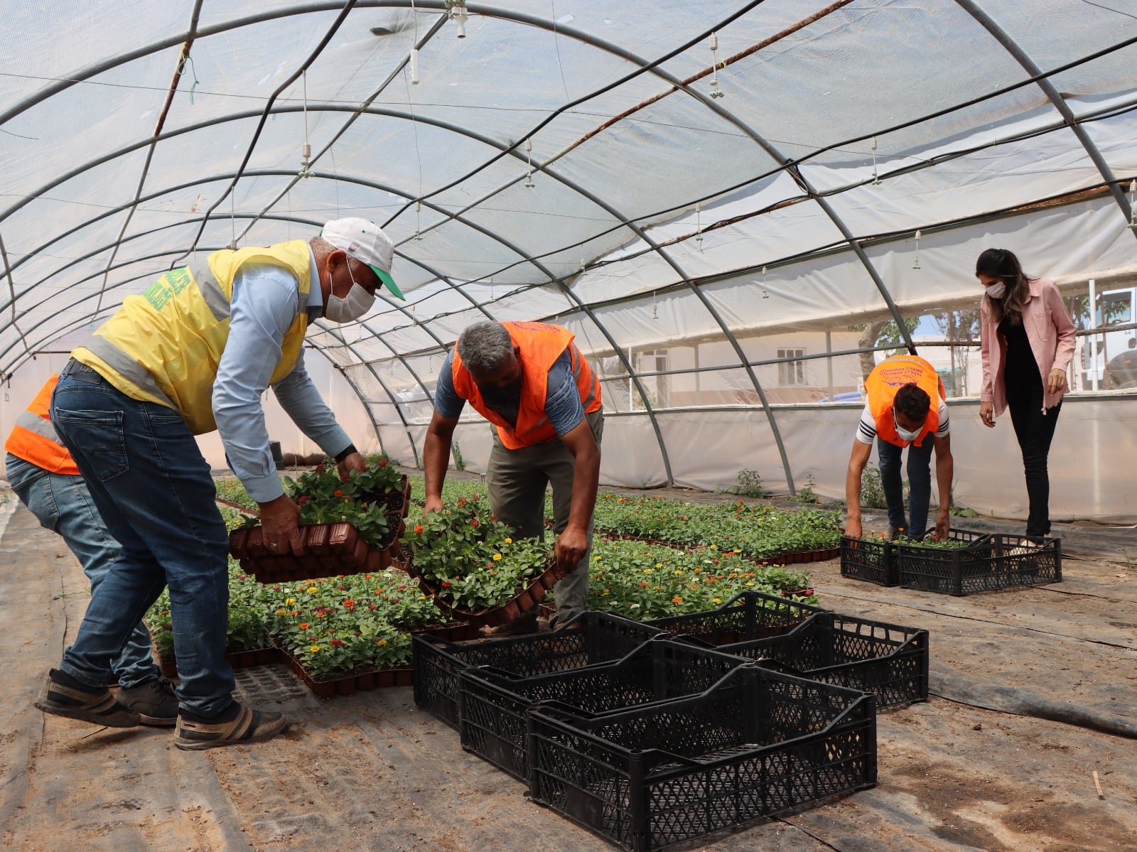 Bir bir veya daha fazla kişi, ayakta duran insanlar ve açık hava görseli olabilir