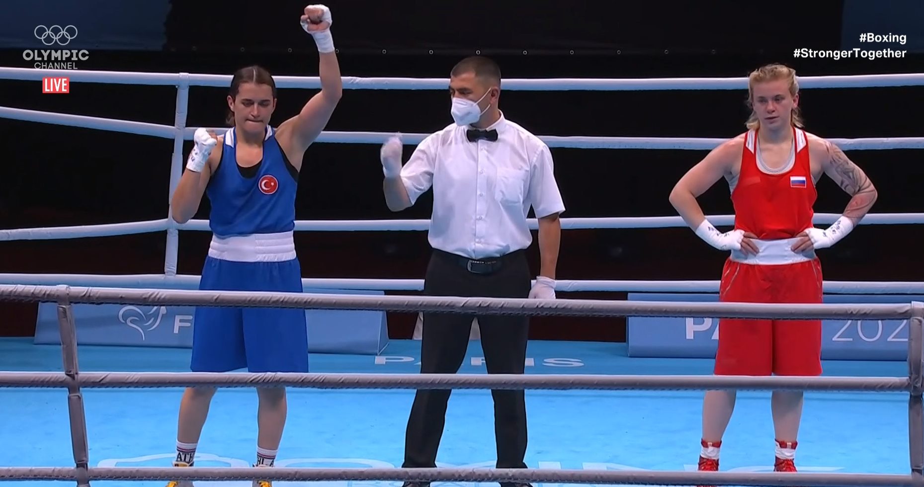 Bir 2 kişi, iç mekan ve şunu diyen bir yazı 'OLYMPIC LIVE #Boxing #StrongerTogether ogether S 202' görseli olabilir