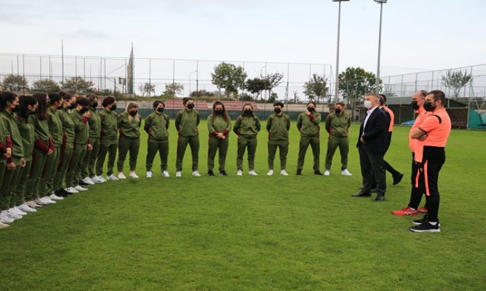 Ahmet Ağaoğlu’ndan kadın futbol takımımıza ziyaret