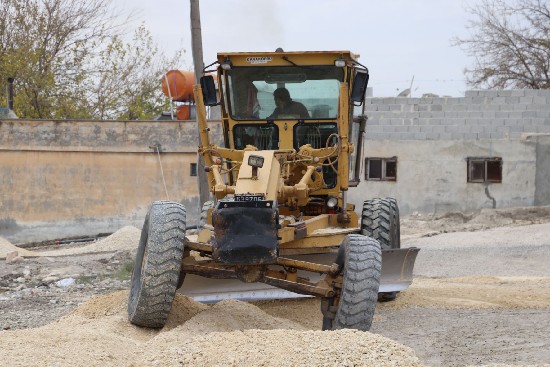 KARAKÖPRÜ KIRSALINDA YOLLAR ÇAMURDAN ARINDIRILIYOR