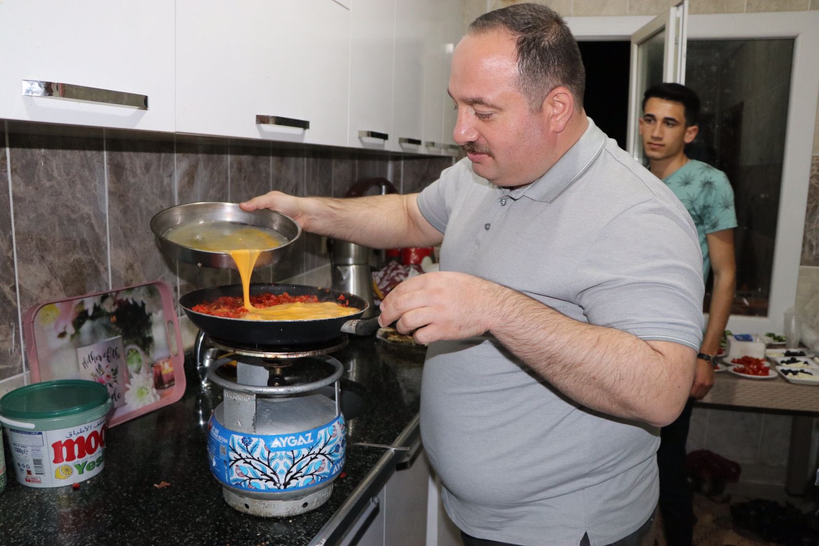 Viranşehir Belediye Başkanı Salih Ekinci, Üniversite okuyan öğrencileri evlerinde ziyaret edip, birlikte sahur yaptı