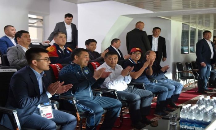 Президент Садыр Жапаров пришел поддержать сборную Кыргызстана по футболу в матче со сборной Сингапура