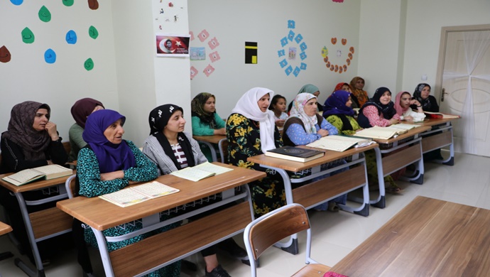 VİRANŞEHİRLİ KADINLAR ALDIKLARI EĞİTİMLERLE EV EKONOMİLERİNE KATKI SAĞLIYOR