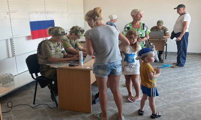 «Единая Россия» доставила 10 тонн продуктов и медикаментов жителям Геническа Херсонской области