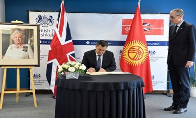 Президент Садыр Жапаров в связи с кончиной Королевы Елизаветы II оставил запись в книге соболезнований в здании посольства Великобритании в Кыргызстане