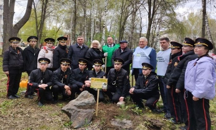 Birleşik Rusya aktivistleri Izhevsk’te Kırım’la dostluğun göstergesi olarak bir anma bahçesi kurdular