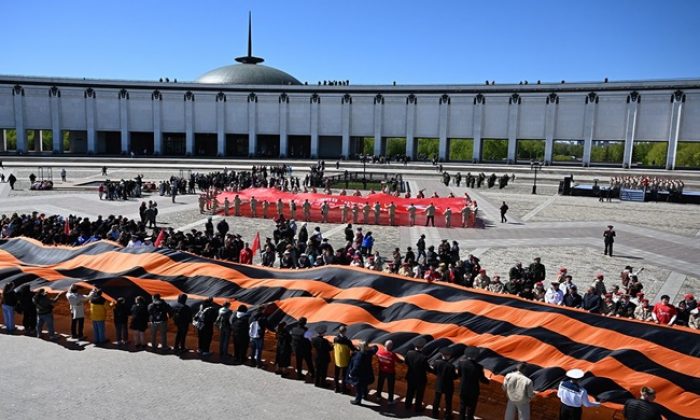 MGER, “Gönüllü Bölük” ve “Gençlik Ordusu” Poklonnaya Tepesi’nde 300 metrelik St. George Kurdelesi ve 200 metrelik Zafer Pankartını açtı