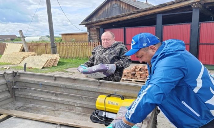 “Birleşik Rusya” Omsk bölgesinin Ust-Ishimsky bölgesi sakinlerine su basmış evlerin restorasyonunda yardımcı oluyor