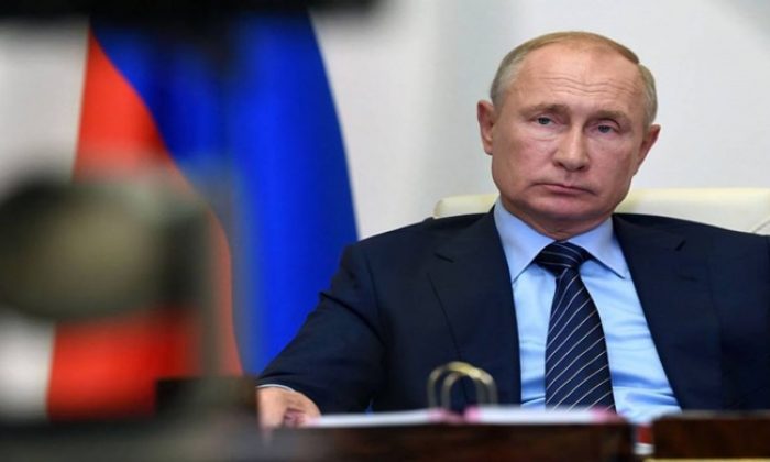 Vladimir Putin, üniversite ve kolejlerdeki öğretmenlerin bürokratik yükünün azaltılmasına ilişkin Birleşik Rusya yasasını imzaladı