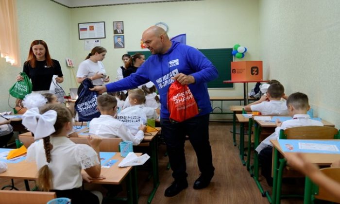 “Birleşik Rusya’nın Genç Muhafızları” ve Rus “Bilgi” Derneği, yeni bölgelerden gelen çocuklara 30 bin okul seti dağıttı