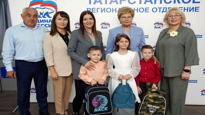 Sırt çantaları, defterler, yaratıcı kitler: Birleşik Rusya, bölgelerdeki çocukların yeni okul yılına hazırlanmasına yardımcı oluyor