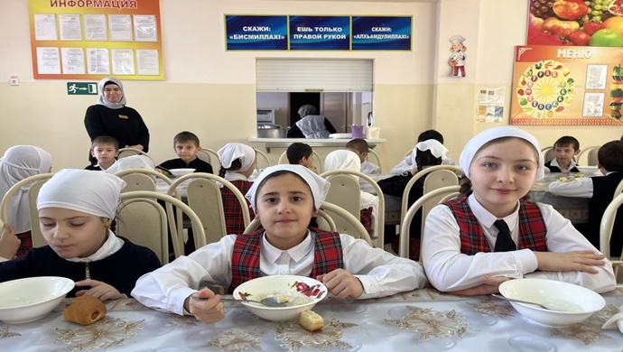 Birleşik Rusya, Çeçen okullarındaki sıcak yemek dağıtımını denetledi