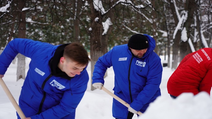Birleşik Rusya ve Birleşik Rusya Genç Muhafızları aktivistleri, bölgelerdeki sosyal tesislerden kar temizleme çalışmalarına yardımcı oluyor.